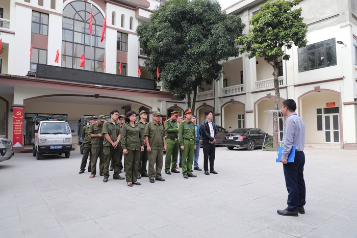 Hà Nội: 2 phường ra quân phá dỡ bậc bê tông trái phép sau phản ánh của Báo Phụ nữ Việt Nam- Ảnh 1. Hà Nội: 2 phường ra quân phá dỡ bậc bê tông trái phép sau phản ánh của Báo Phụ nữ Việt Nam- Ảnh 1.