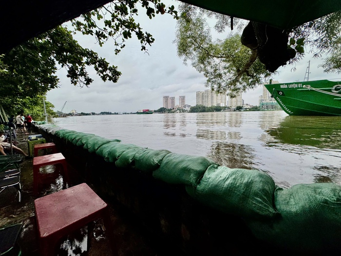 Những bao cát được lực lượng dân quân thường trực phường Bình Quới đắp thành hành quanh khu vực bờ kè. Ảnh: Hồ Lam Những bao cát được lực lượng dân quân thường trực phường Bình Quới đắp thành hành quanh khu vực bờ kè. Ảnh: Hồ Lam