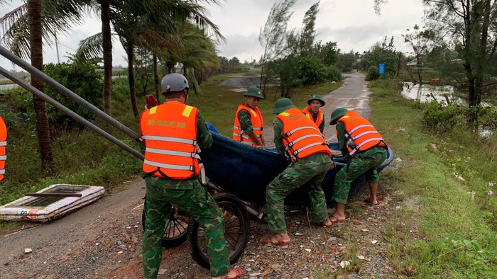 Đà Nẵng triển khai nhiều phương án hỗ trợ người dân ứng phó bão số 13 - Ảnh 1.