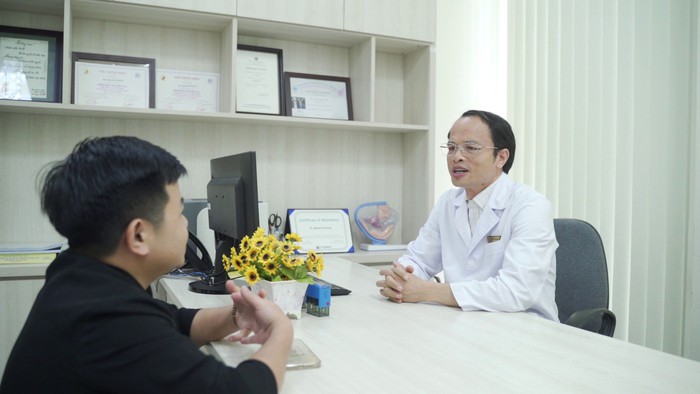 “Cậu bé” 32 tuổi trở thành đàn ông thực thụ và cao thêm 7 cm sau khi điều trị tại Vinmec- Ảnh 1. “Cậu bé” 32 tuổi trở thành đàn ông thực thụ và cao thêm 7 cm sau khi điều trị tại Vinmec- Ảnh 1.