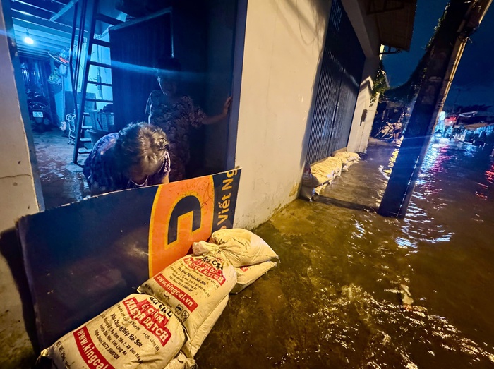 Bà Hồng, một chủ phòng trọ trên đường Bình Quới cho biết nước dâng cũng ảnh hưởng lớn đến đời sống sinh hoạt của người dân ở đây. Các phòng trọ luôn trong trạng thái ẩm thấp. Ảnh: Hồ Lam Bà Hồng, một chủ phòng trọ trên đường Bình Quới cho biết nước dâng cũng ảnh hưởng lớn đến đời sống sinh hoạt của người dân ở đây. Các phòng trọ luôn trong trạng thái ẩm thấp. Ảnh: Hồ Lam