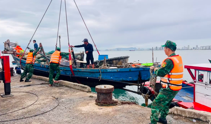 Đà Nẵng: Huy động hàng trăm chiến sỹ Biên phòng và phương tiện ứng phó bão số 13- Ảnh 13.