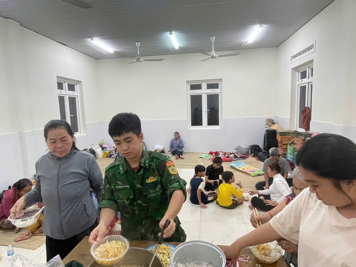 Đăk Lăk: Giữa lúc gió bão gầm rít, ở các Đồn Biên phòng lại rộn rã tiếng cười trẻ em - Ảnh 1.