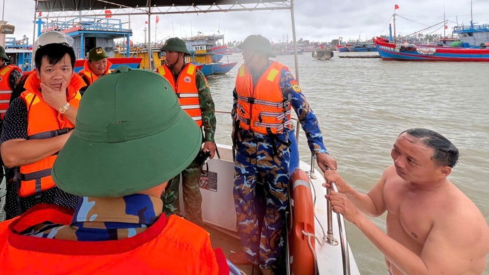 Đà Nẵng: Huy động hàng trăm chiến sỹ Biên phòng và phương tiện ứng phó bão số 13- Ảnh 6.