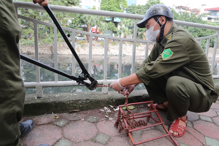 Hà Nội: 2 phường ra quân phá dỡ bậc bê tông trái phép sau phản ánh của Báo Phụ nữ Việt Nam- Ảnh 6. Hà Nội: 2 phường ra quân phá dỡ bậc bê tông trái phép sau phản ánh của Báo Phụ nữ Việt Nam- Ảnh 6.