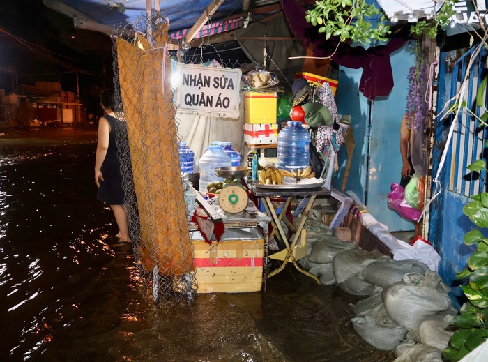 8h tối, khu vực bán đảo Thanh Đa, phường Bình Quới, TPHCM chìm trong biển nước. Người dân kê cao đồ đạc trên bao cát, bàn ghế... Ảnh: Hồ Lam 8h tối, khu vực bán đảo Thanh Đa, phường Bình Quới, TPHCM chìm trong biển nước. Người dân kê cao đồ đạc trên bao cát, bàn ghế... Ảnh: Hồ Lam