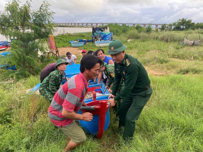 Đắk Lắk: Hơn 2.000 tàu cá đã vào nơi neo đậu an toàn - Ảnh 3. Đắk Lắk: Hơn 2.000 tàu cá đã vào nơi neo đậu an toàn - Ảnh 3.