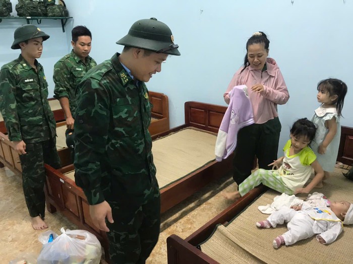 Đăk Lăk: Giữa lúc gió bão gầm rít, ở các Đồn Biên phòng lại rộn rã tiếng cười trẻ em - Ảnh 4.