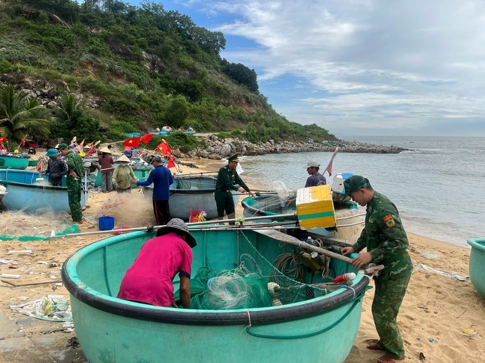 Đăk Lăk: Giữa lúc gió bão gầm rít, ở các Đồn Biên phòng lại rộn rã tiếng cười trẻ em - Ảnh 5.