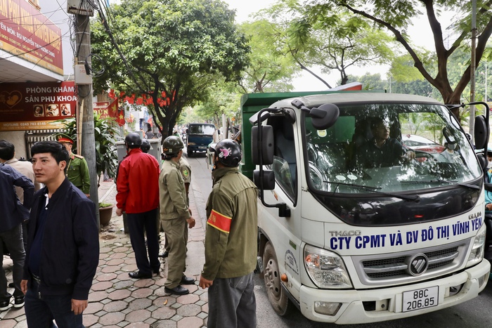 Hà Nội: 2 phường ra quân phá dỡ bậc bê tông trái phép sau phản ánh của Báo Phụ nữ Việt Nam- Ảnh 10. Hà Nội: 2 phường ra quân phá dỡ bậc bê tông trái phép sau phản ánh của Báo Phụ nữ Việt Nam- Ảnh 10.