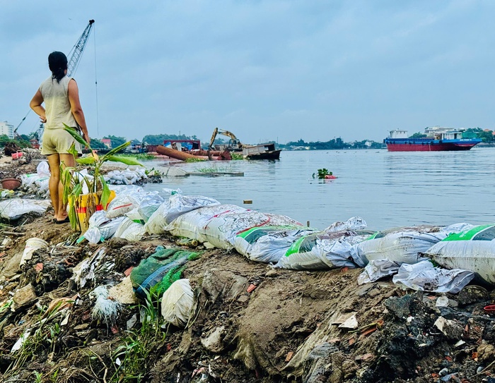 Một số người dân cho biết xung quanh bờ kè cũng xuất hiện rất nhiều rác thải nên việc thoát nước ở các cống cũng khó khăn, dễ gây ngập lụt. Ảnh: Hồ Lam Một số người dân cho biết xung quanh bờ kè cũng xuất hiện rất nhiều rác thải nên việc thoát nước ở các cống cũng khó khăn, dễ gây ngập lụt. Ảnh: Hồ Lam