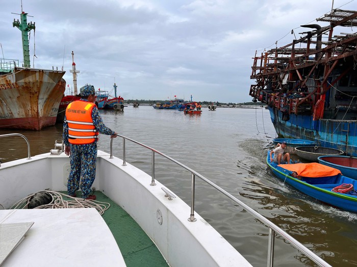Đà Nẵng: Huy động hàng trăm chiến sỹ Biên phòng và phương tiện ứng phó bão số 13- Ảnh 4.