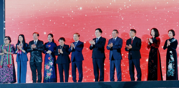 Rực rỡ đêm khai mạc Festival Thăng Long - Hà Nội 2025- Ảnh 2. Rực rỡ đêm khai mạc Festival Thăng Long - Hà Nội 2025- Ảnh 2.