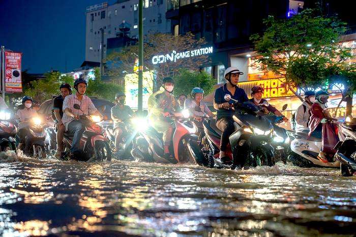 Tuổi trẻ TPHCM ra quân hỗ trợ người dân giữa đỉnh triều cường- Ảnh 1. Tuổi trẻ TPHCM ra quân hỗ trợ người dân giữa đỉnh triều cường- Ảnh 1.