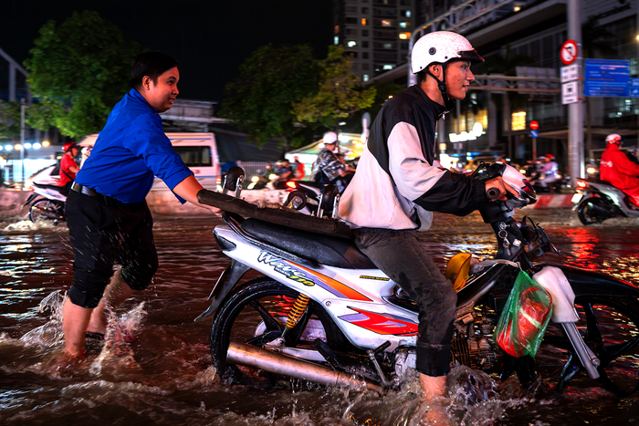 Tuổi trẻ TPHCM ra quân hỗ trợ người dân giữa đỉnh triều cường- Ảnh 2. Tuổi trẻ TPHCM ra quân hỗ trợ người dân giữa đỉnh triều cường- Ảnh 2.