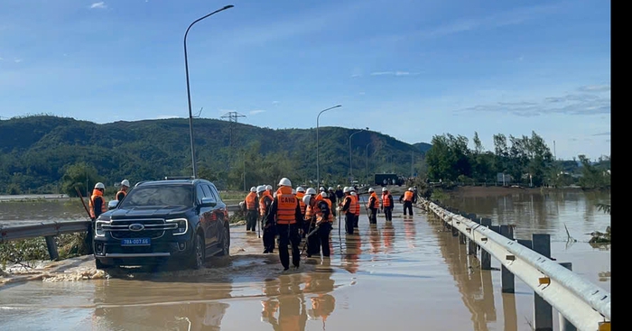 Đắk Lắk: Công an khẩn trương giúp người dân khắc phục hậu quả bão số 13- Ảnh 3. Đắk Lắk: Công an khẩn trương giúp người dân khắc phục hậu quả bão số 13- Ảnh 3.