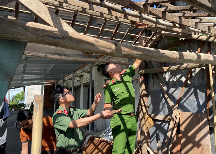 Đắk Lắk: Công an khẩn trương giúp người dân khắc phục hậu quả bão số 13- Ảnh 6. Đắk Lắk: Công an khẩn trương giúp người dân khắc phục hậu quả bão số 13- Ảnh 6.