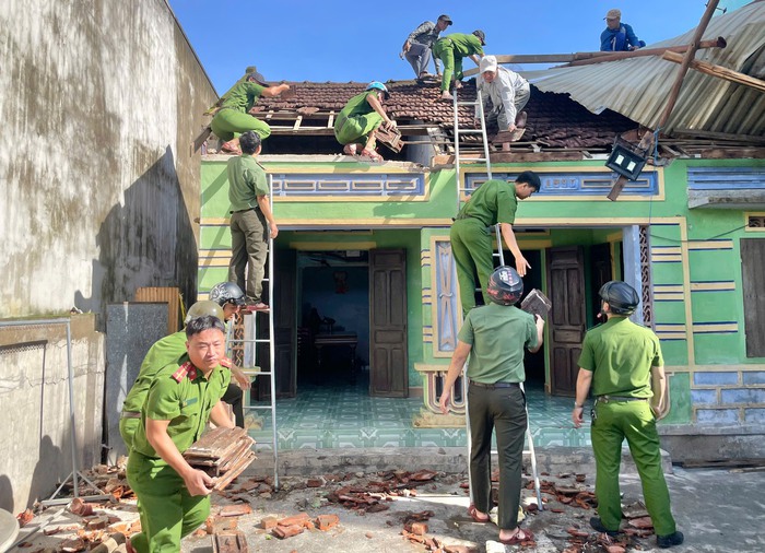 Đắk Lắk: Công an khẩn trương giúp người dân khắc phục hậu quả bão số 13- Ảnh 7. Đắk Lắk: Công an khẩn trương giúp người dân khắc phục hậu quả bão số 13- Ảnh 7.