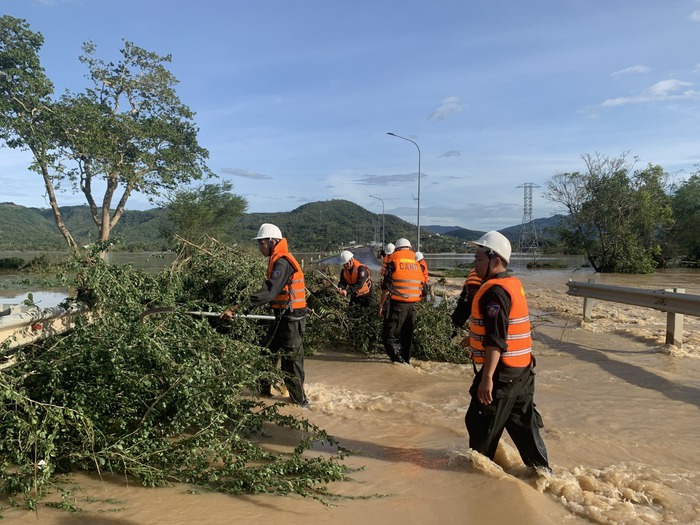 Đắk Lắk: Công an khẩn trương giúp người dân khắc phục hậu quả bão số 13- Ảnh 4. Đắk Lắk: Công an khẩn trương giúp người dân khắc phục hậu quả bão số 13- Ảnh 4.