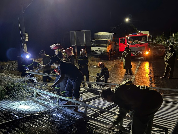 Đắk Lắk: Công an khẩn trương giúp người dân khắc phục hậu quả bão số 13- Ảnh 5. Đắk Lắk: Công an khẩn trương giúp người dân khắc phục hậu quả bão số 13- Ảnh 5.