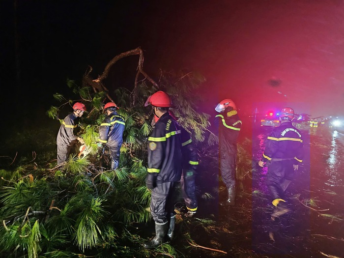 Đắk Lắk: Công an khẩn trương giúp người dân khắc phục hậu quả bão số 13- Ảnh 1. Đắk Lắk: Công an khẩn trương giúp người dân khắc phục hậu quả bão số 13- Ảnh 1.