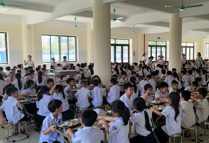 Phụ huynh Hà Nội lại phát hiện thực phẩm có dấu hiệu nghi "ôi thiu" trong bếp ăn trường học- Ảnh 2. Phụ huynh Hà Nội lại phát hiện thực phẩm có dấu hiệu nghi "ôi thiu" trong bếp ăn trường học- Ảnh 2.