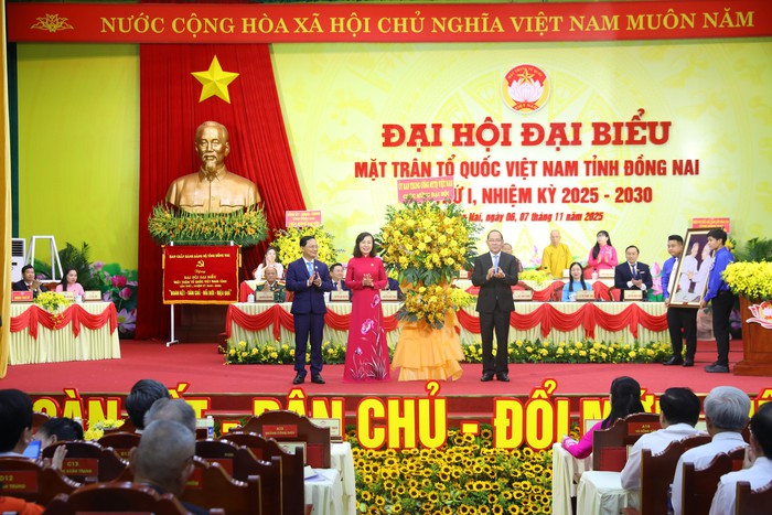 Bà Huỳnh Thị Hằng làm Chủ tịch Ủy ban MTTQ Việt Nam tỉnh Đồng Nai nhiệm kỳ 2025-2030- Ảnh 2. Bà Huỳnh Thị Hằng làm Chủ tịch Ủy ban MTTQ Việt Nam tỉnh Đồng Nai nhiệm kỳ 2025-2030- Ảnh 2.