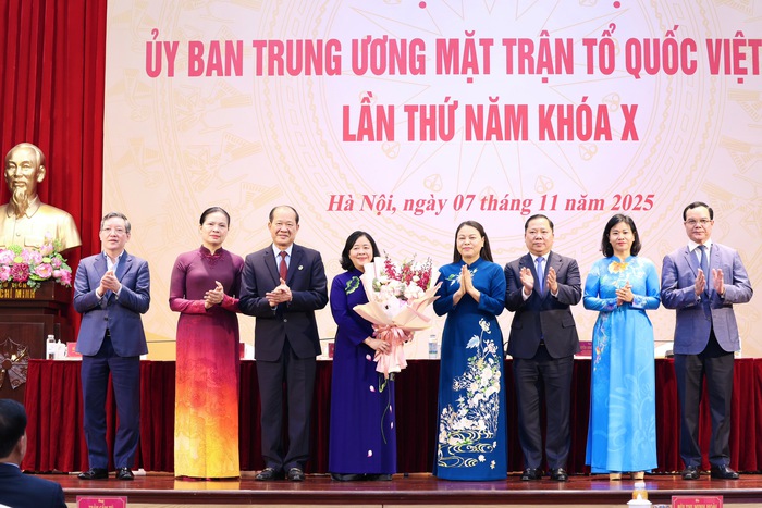Bà Bùi Thị Minh Hoài giữ chức Chủ tịch Ủy ban Trung ương Mặt trận Tổ quốc Việt Nam- Ảnh 6. Bà Bùi Thị Minh Hoài giữ chức Chủ tịch Ủy ban Trung ương Mặt trận Tổ quốc Việt Nam- Ảnh 6.
