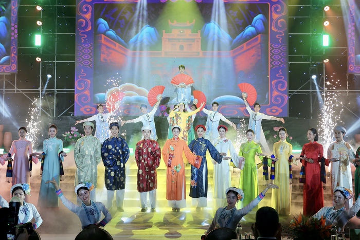 Lễ hội Áo dài Du lịch Hà Nội 2025: Tôn vinh tà áo Việt, lan tỏa vẻ đẹp Thủ đô- Ảnh 1. Lễ hội Áo dài Du lịch Hà Nội 2025: Tôn vinh tà áo Việt, lan tỏa vẻ đẹp Thủ đô- Ảnh 1.