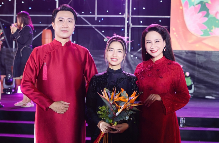 NTK Quyên Nguyễn (giữa) NTK Quyên Nguyễn (giữa)