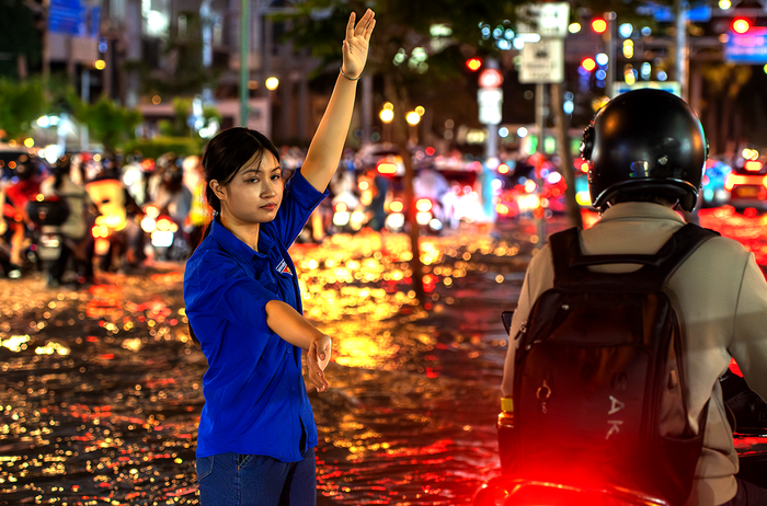 Tuổi trẻ TPHCM ra quân hỗ trợ người dân giữa đỉnh triều cường- Ảnh 4. Tuổi trẻ TPHCM ra quân hỗ trợ người dân giữa đỉnh triều cường- Ảnh 4.
