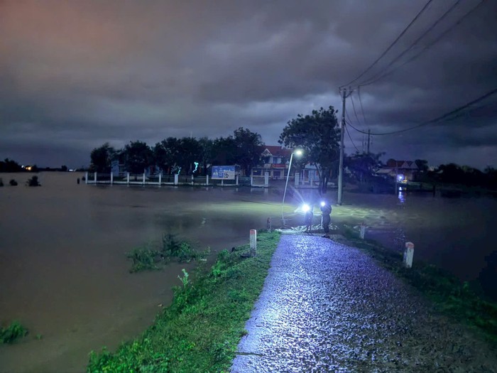 Gia Lai: Khẩn trương sơ tán người dân trong đêm, khi lũ sông Ba lên nhanh- Ảnh 2. Gia Lai: Khẩn trương sơ tán người dân trong đêm, khi lũ sông Ba lên nhanh- Ảnh 2.