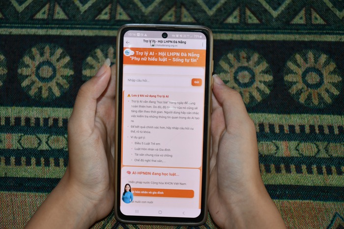 Đà Nẵng: Ra mắt ứng dụng "Trợ lý AI - Phụ nữ hiểu Luật, sống tự tin"- Ảnh 1. Đà Nẵng: Ra mắt ứng dụng "Trợ lý AI - Phụ nữ hiểu Luật, sống tự tin"- Ảnh 1.