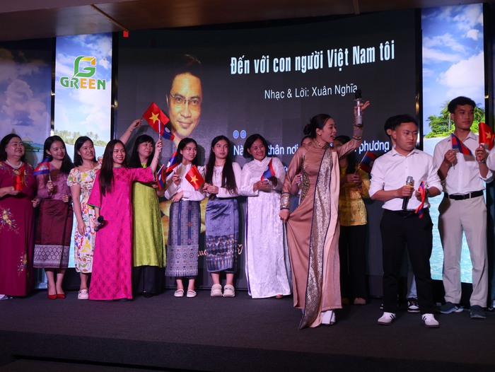 Tiết mục giao lưu giữa gia đình Việt và các sinh viên Lào, Campuchia. Ảnh: Hồ Lam Tiết mục giao lưu giữa gia đình Việt và các sinh viên Lào, Campuchia. Ảnh: Hồ Lam