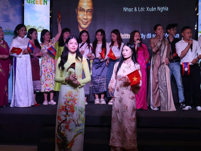 Trình diễn các tranh phục truyền thống của ba nước Việt, Lào, Campuchia. Ảnh: Hồ Lam Trình diễn các tranh phục truyền thống của ba nước Việt, Lào, Campuchia. Ảnh: Hồ Lam