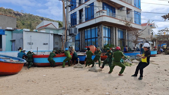 Cán bộ, chiến sĩ Đồn Biên phòng Nhơn Châu cùng các lực lượng di dời thuyền thúng đánh cá của ngư dân ra biển sau thời gian được kéo vào bờ tránh bão. Cán bộ, chiến sĩ Đồn Biên phòng Nhơn Châu cùng các lực lượng di dời thuyền thúng đánh cá của ngư dân ra biển sau thời gian được kéo vào bờ tránh bão.