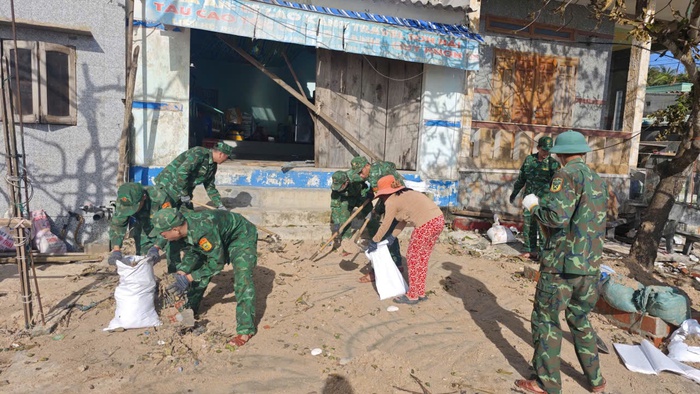 Dọn dẹp cát, rác thải trước nhà dân. Dọn dẹp cát, rác thải trước nhà dân.
