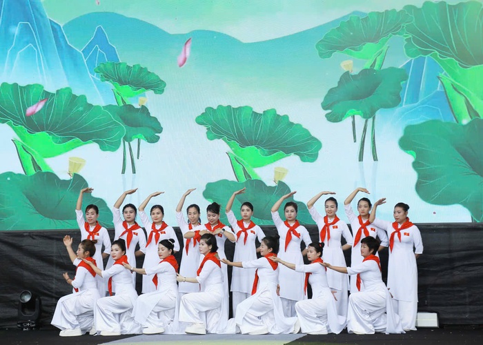 Hơn 600 phụ nữ đồng diễn "Vũ điệu áo dài", tôn vinh nét đẹp phụ nữ Thủ đô- Ảnh 1.