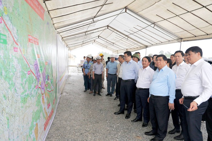 Phó Thủ tướng Nguyễn Chí Dũng kiểm tra thực tế tuyến cao tốc Tuyên Quang - Hà Giang- Ảnh 1. Phó Thủ tướng Nguyễn Chí Dũng kiểm tra thực tế tuyến cao tốc Tuyên Quang - Hà Giang- Ảnh 1.