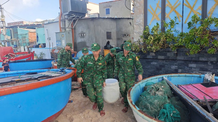 Vận chuyển những lu nước ngọt cho dân. Ảnh: Hữu Thoại Vận chuyển những lu nước ngọt cho dân. Ảnh: Hữu Thoại