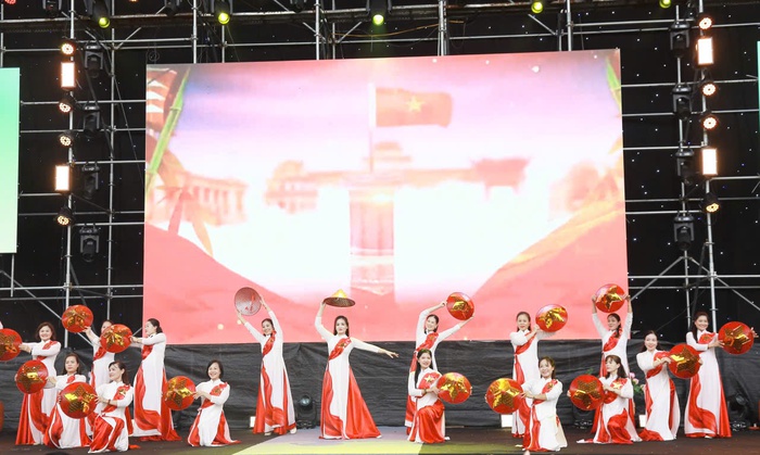 Hơn 600 phụ nữ đồng diễn "Vũ điệu áo dài", tôn vinh nét đẹp phụ nữ Thủ đô- Ảnh 2.