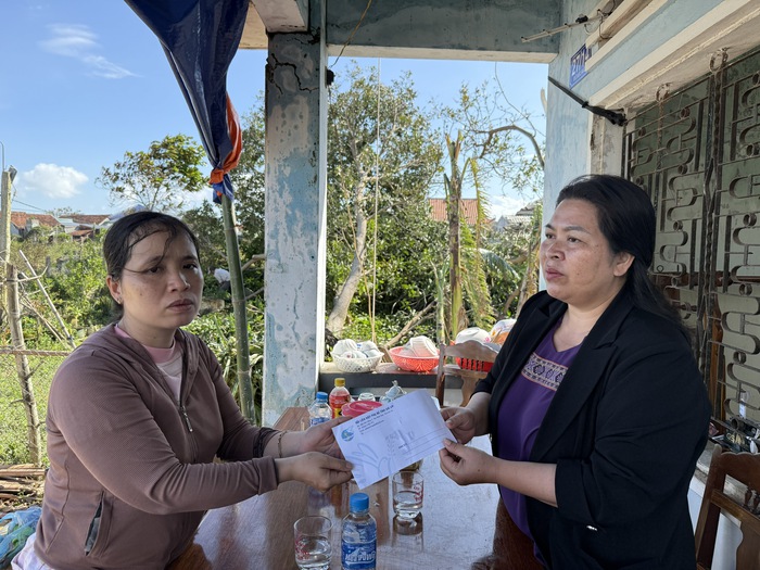 Chủ tịch Hội LHPN tỉnh Gia Lai thăm hỏi các gia đình nạn nhân cơn bão số 13- Ảnh 1. Chủ tịch Hội LHPN tỉnh Gia Lai thăm hỏi các gia đình nạn nhân cơn bão số 13- Ảnh 1.