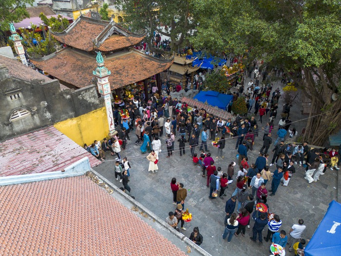 Bắc Ninh: Người dân, du khách nườm nượp về đền Bà Chúa Kho “vay tiền”, “xin lộc” đầu năm- Ảnh 24.