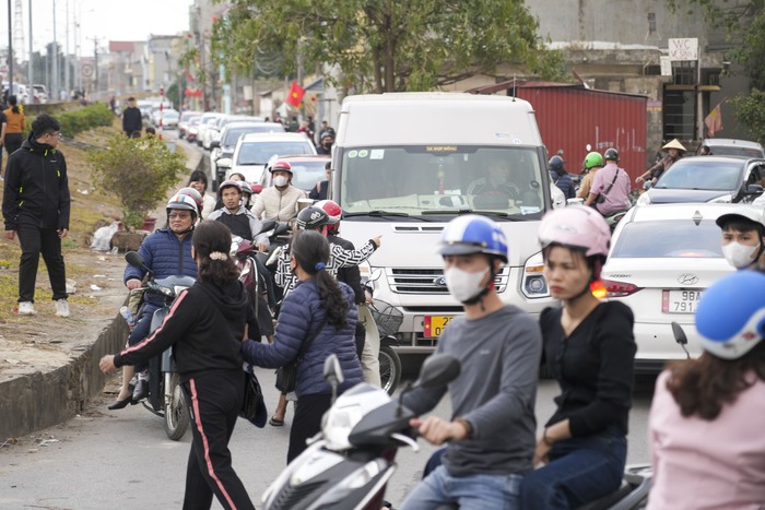 Bắc Ninh: Người dân, du khách nườm nượp về đền Bà Chúa Kho “vay tiền”, “xin lộc” đầu năm- Ảnh 3.