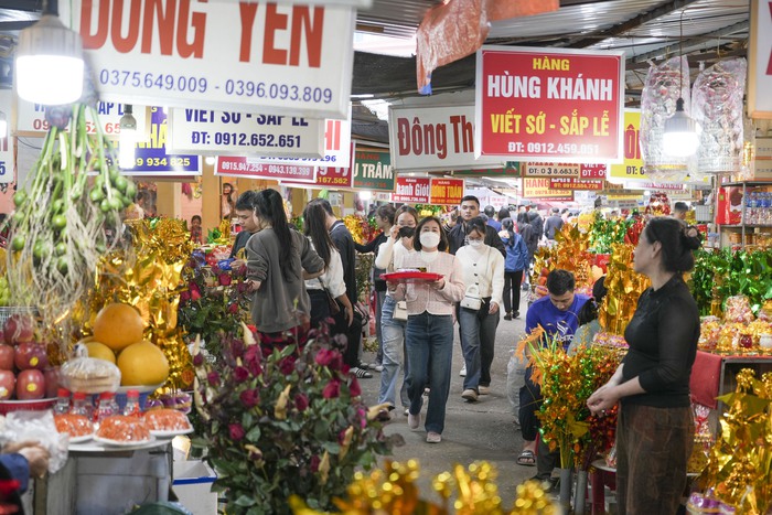 Bắc Ninh: Người dân, du khách nườm nượp về đền Bà Chúa Kho “vay tiền”, “xin lộc” đầu năm- Ảnh 4.