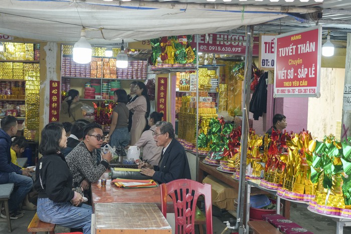 Bắc Ninh: Người dân, du khách nườm nượp về đền Bà Chúa Kho “vay tiền”, “xin lộc” đầu năm- Ảnh 5.