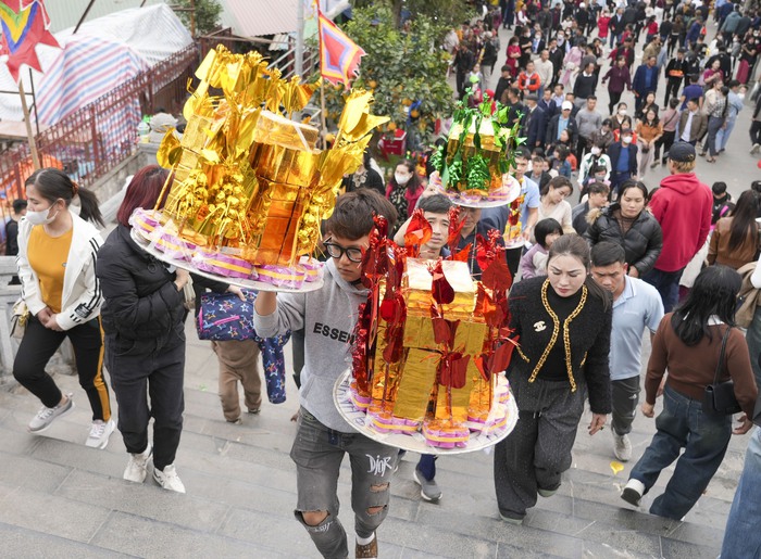 Bắc Ninh: Người dân, du khách nườm nượp về đền Bà Chúa Kho “vay tiền”, “xin lộc” đầu năm- Ảnh 7.