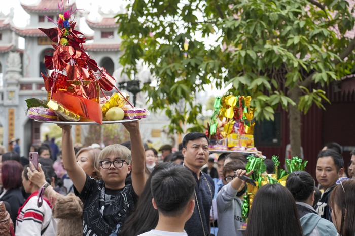 Bắc Ninh: Người dân, du khách nườm nượp về đền Bà Chúa Kho “vay tiền”, “xin lộc” đầu năm- Ảnh 10.