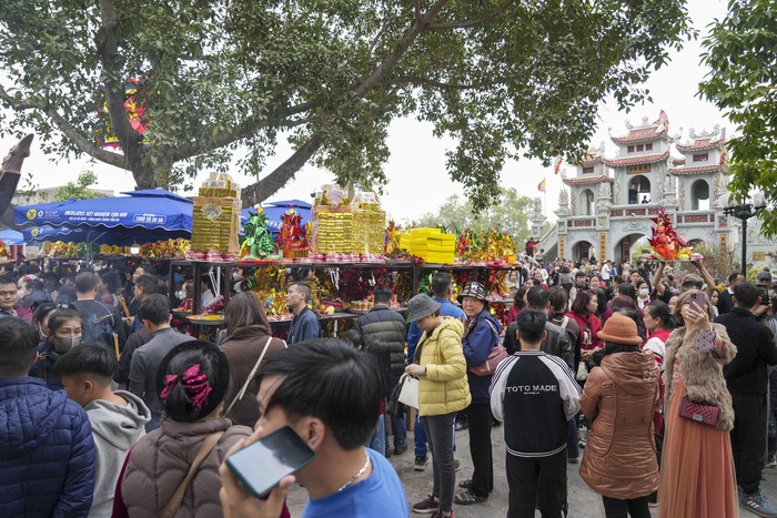 Bắc Ninh: Người dân, du khách nườm nượp về đền Bà Chúa Kho “vay tiền”, “xin lộc” đầu năm- Ảnh 11.