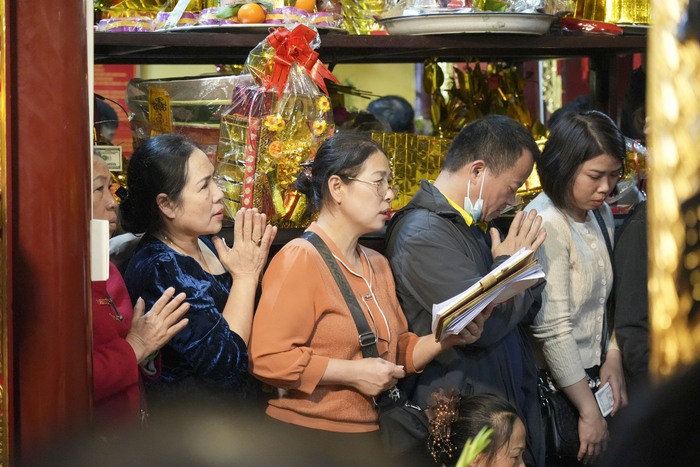 Bắc Ninh: Người dân, du khách nườm nượp về đền Bà Chúa Kho “vay tiền”, “xin lộc” đầu năm- Ảnh 17.